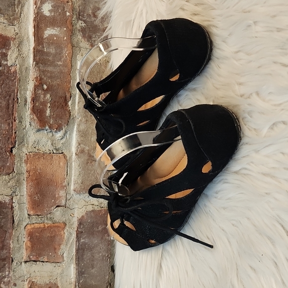 Earth Plover Wide Black Leather Sandals, Size 6B - Picture 11 of 17